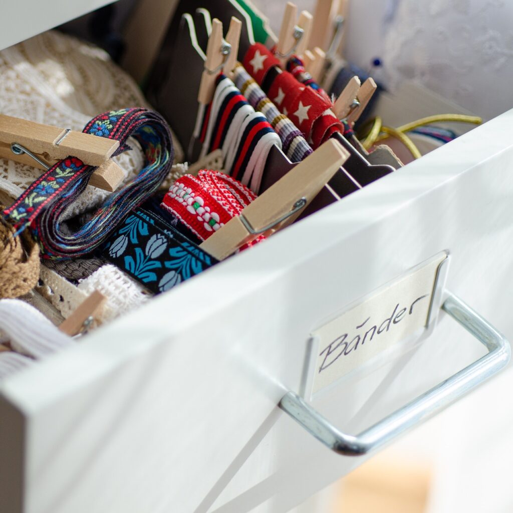 Aufräumen und Ausmisten, Näh und Bastelutensilien übersichtlich in einer Schublade