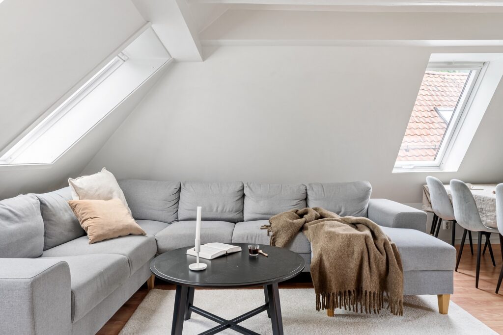 Eine Couch unter der Schräge wirkt "cosy"