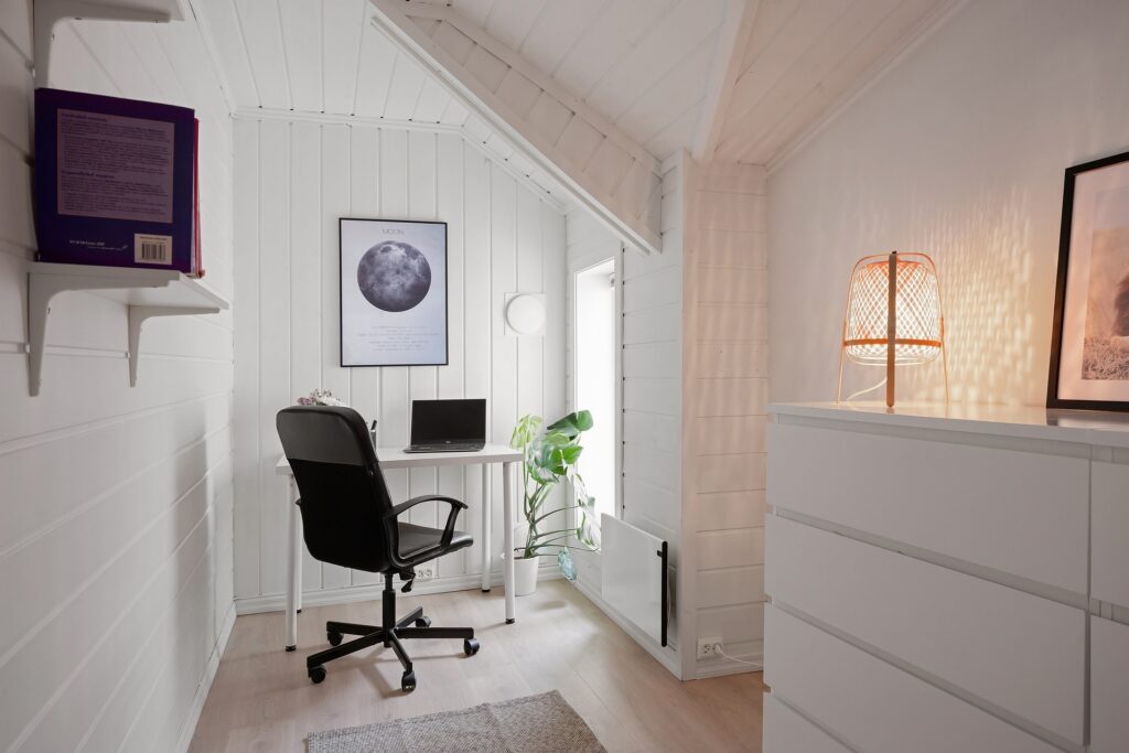 Aus einer ungenutzen Nische wurde ein gemütlicher Arbeitsplatz