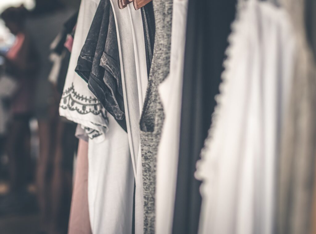 Kleidung, farblich sortiert