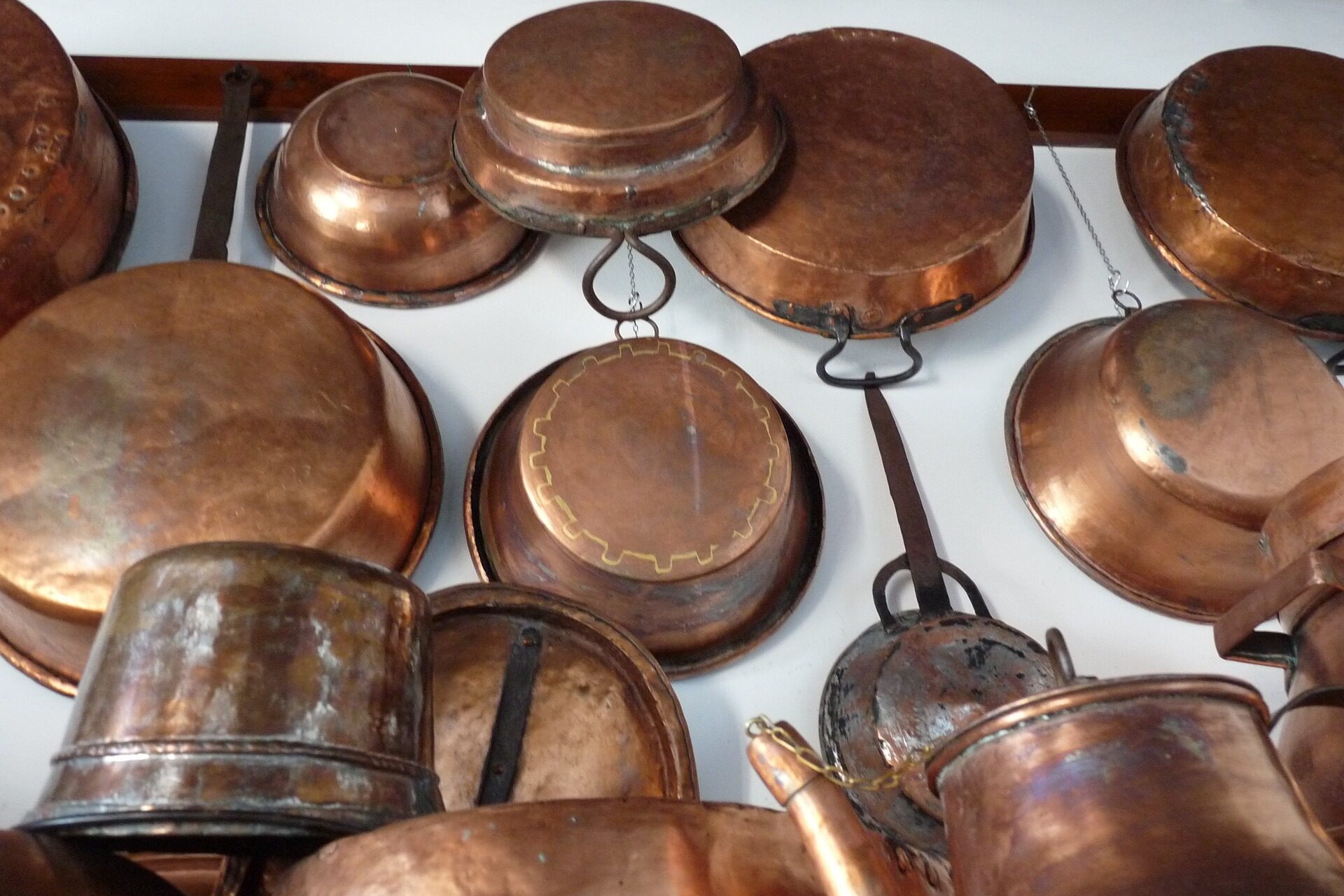 Dekorative Wandgestaltung aus Kupfertöpfen