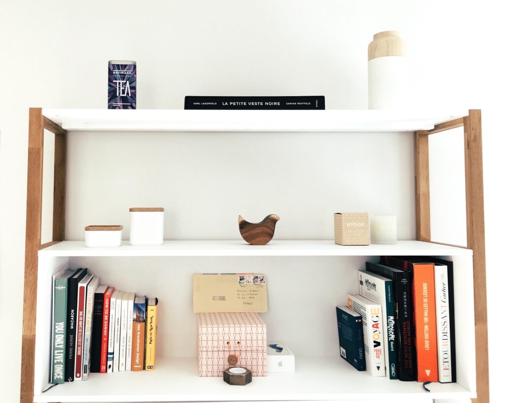 Minimalistisches Bücherregal