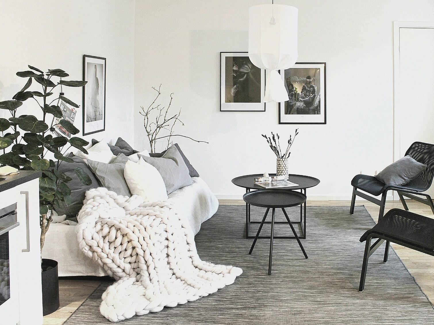 Wohnzimmer in einheitlichem Farbschema