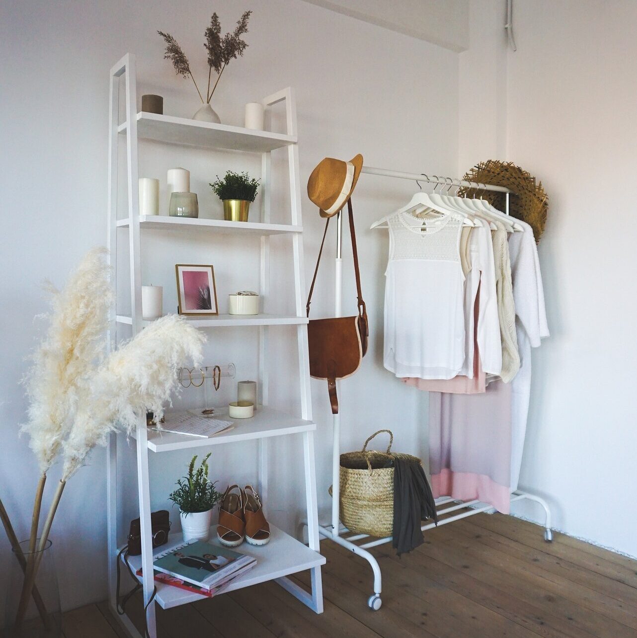 Aufräumen und Ausmisten, minimalistischer, offener Kleiderschrank