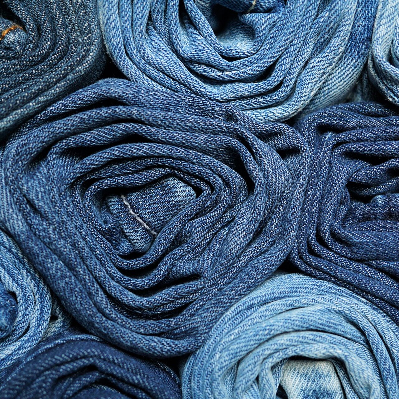 Aufräumen und Ausmisten, dekorative Aufbewahrungsidee für Hosen