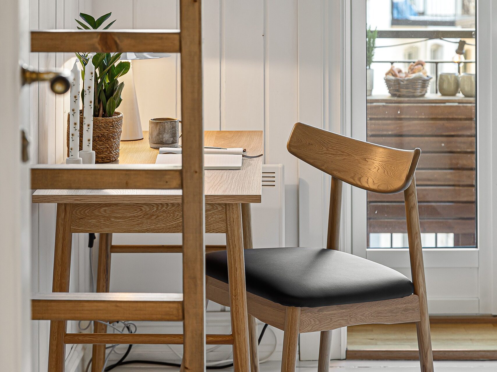 Aufräumen und Ausmisten, minimalistisch, natürlich gestalteter Arbeitsplatz